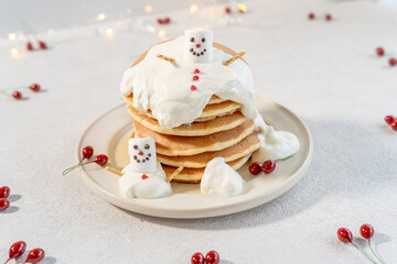 スノーマンと積み重さねたパンケーキと白背景