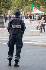 policier français dans la rue, forces de l'ordre en France