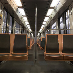 rame de métro vide, sièges vide dans un compartiment, transport en commun vide, grève