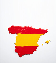 Obraz premium mapa de España rojo y amarillo sobre fondo blanco limpio, para diseño gráfico, carteles, publicidad y celebracion nacional española con espacio para texto