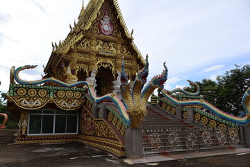 Obraz premium An elaborate traditional Thai temple in progress. It stands as a symbol of cultural heritage amidst modern construction.