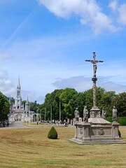 Fototapeta premium La Croix et le Sanctuaire de Lourdes