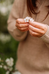 Girl with Flowers 7280.