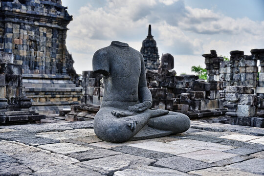 Eternal meditation of a headless statue