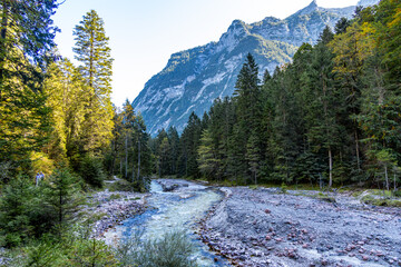 Obraz premium Bergwanderung durch die wunderschöne Bayrischen Alpen vor den Toren von Garmisch-Partenkirchen hinauf zur Zugspitze - Bayern - Deutschland