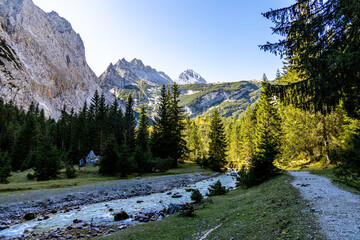 Obraz premium Bergwanderung durch die wunderschöne Bayrischen Alpen vor den Toren von Garmisch-Partnenkirchen hinauf zur Zugspitze - Bayern - Deutschland