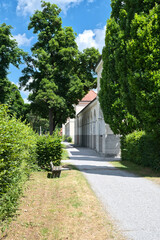 Fußweg vorbei an einer großen Kapelle auf einem Münchner Friedhof © Blende8