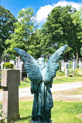 Rückansicht eines schönen großen Engels auf einem Münchner Friedhof © Blende8