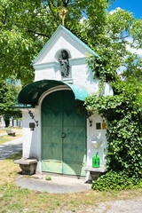 Schönes kleines Mausoleum mit Doppeltor und Vordach  auf dem Münchner Nordfriedhof © Blende8