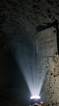 Torche &eacute;clairant un tunnel ancien