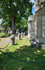 großes Mausoleum mit schöner Einfriedung aus Säulen und Ketten  auf einem Münchner Friedhof © Blende8
