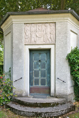 Reich verziertes kleines Mausoleum mit schöner Eingangstüre  auf einem Münchner Friedhof © Blende8
