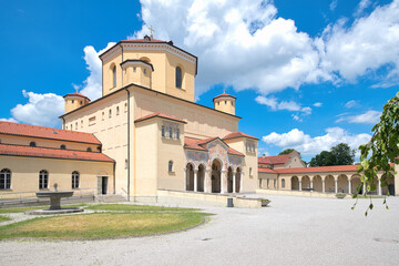 Seitenansicht der Aussegnungshalle  auf dem Münchner Nordfriedhof © Blende8