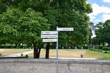 Hinweisschilder, Wegweiser  auf dem Münchner Nordfriedhof © Blende8