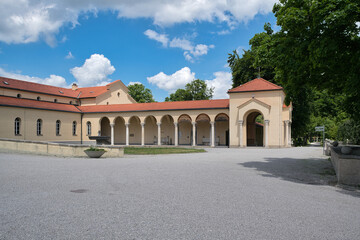 Seitentrakt mit Arcaden  auf dem Münchner Nordfriedhof © Blende8