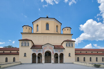 Wunderschöne Aussegnungshalle und Kapelle  auf dem Münchner Nordfriedhof © Blende8