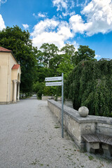 Hinweisschilder am Eingang  auf einem Münchner Friedhof © Blende8