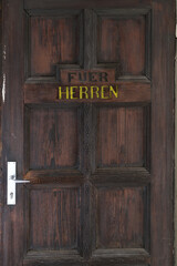 Besuchertoilette  auf einem Münchner Friedhof © Blende8