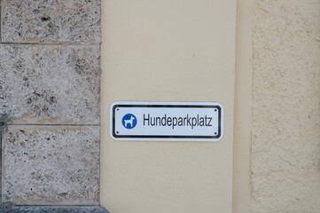 Für Hunde gibt es einen Parkplatz während des Besuches auf einem Friedhof in Rosenheim  © Blende8