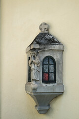 Wunderschön gestaltete Grablampe mit einem betenden Engel  in Form einer Kapelle mit schönen Fenstern auf einem Friedhof in Rosenheim  © Blende8