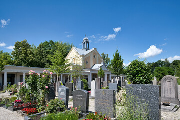 Blick über den Friedhof zur Kapelle auf einem Friedhof in Rosenheim  © Blende8