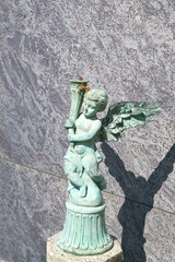 schöner kleiner Engel mit einem Füllhorn in der Hand auf einem Friedhof in Rosenheim  © Blende8