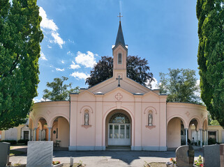 Wunderschöne alte Kapelle mit Bogengängen auf einem Friedhof in Rosenheim  © Blende8