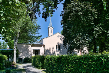 Friedhofskapelle Kirche auf einem Friedhof in Rosenheim  © Blende8