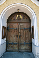 schöne alte Eichentür zu einer alten Kirche in Rosenheim © Blende8