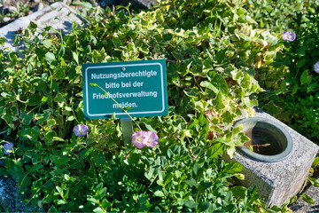 Hinweisschild für die Angehörigen auf einem Grab auf einem alten Friedhof in Landsberg Lech © Blende8