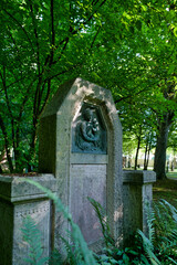 schön verzierter Grabstein mit einer Mariendarstellung auf einem alten Friedhof in Landsberg Lech © Blende8