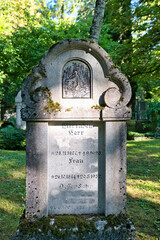 schöner verzierter Grabstein eine Familie auf einem alten Friedhof in Landsberg Lech © Blende8