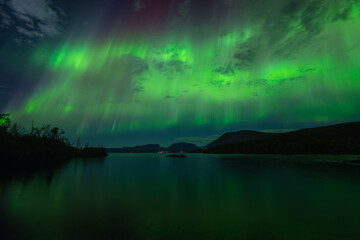 Magische Polarlichter über Abisko, Lapporten und dem Torneträsk See.