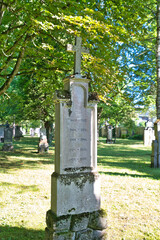alter Grabstein unter einem Baum in Landsberg/Lech