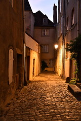 une rue la nuit
