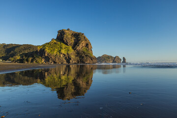 ニュージーランド　オークランド近郊のピハ・ビーチにあるライオン・ロック