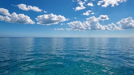 mar y cielo azul con nubes