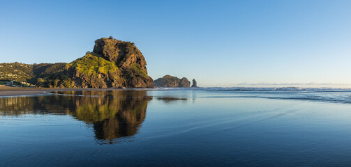 ニュージーランド　オークランド近郊のピハ・ビーチにあるライオン・ロック