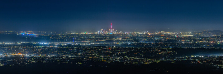 ニュージーランド　パーキンソン・ルックアウトから見えるオークランドの市街地の夜景とスカイタワー