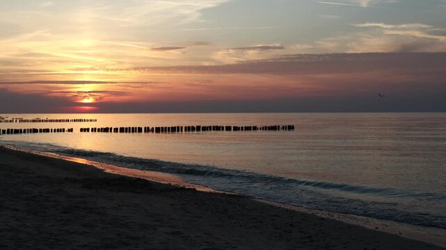 Zach&oacute;d słońca nad morzem 4k