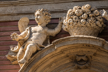 Putto adorns San Luis de los Franceses with fruit and flower basket