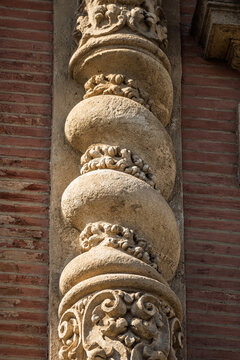 Explore the intricate solomonic column detail at San Luis in Seville
