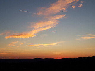 nuvole arancioni al tramonto in un cielo azzurro prima di sera, Orange clouds at sunset in a blue sky before evening