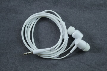 black and white cable of earphones