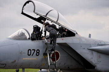 ジェット戦闘機の操縦席に乗り込むパイロット