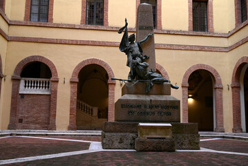 Fototapeta premium Sienne, Italie, 16 septembre 2025 : Mémorial aux morts de Curtatone et Montanara, réalisé par Raffaele Romanelli en 1893, dans la cour de l'université de Sienne