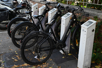Fototapeta premium Sienne, Italie, 16 septembre 2025 : Station de vélos électriques à partager SiPedala de la ville Sienne