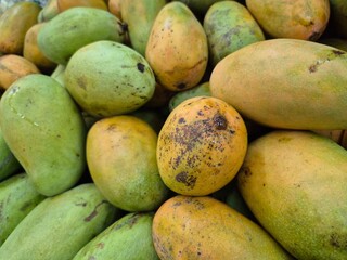 Closeup of fresh mangoes arranged in a mart