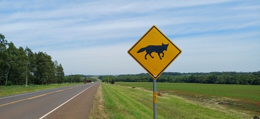 Kojoten-Warnschild an Landstra&szlig;e &ndash; Wildtier Achtung Paraguay