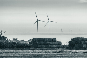 turbiny wiatrowe w morzu mgieł © Henryk Niestrój